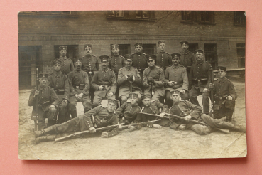 Ansichtskarte Foto AK Hamburg 1916 Soldaten Gewehre Offiziere Uniform Weltkrieg Kaserne Architektur Ortsansicht